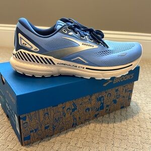 NWT Brooks Women’s sneakers